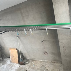 無料で差し上げます。物干竿7本及び多数のハンガー　まとめて引き取り希望の画像