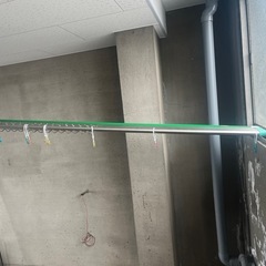 無料で差し上げます。物干竿7本及び多数のハンガー　まとめて引き取り希望の画像