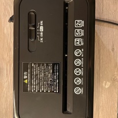 【シュレッダー】アイリスオーヤマ P5GCX｜クロスカット 4×40mm／A4対応／軽量・コンパクト（ブラック）の画像