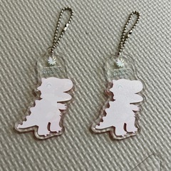 アンダの森 山形天童店 オリジナル 非売品 恐竜 アクリルキーホルダー  2個 の画像