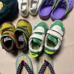 ベビー、子供用品(靴14センチ位、クロックス、リバーシブル、アウター他)
の画像