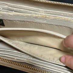 【中古】【ジャンク品】【剥がれ多数あり】Coach ロゴ入り長財布 ベージュの画像