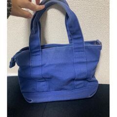 青いハンドバッグの画像