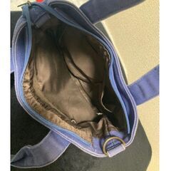 青いハンドバッグの画像
