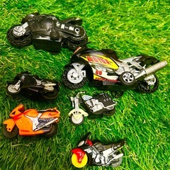 【バイク6台＋レーシングカー＆ジャンプ台セット】すぐ遊べる！プルバック式バイク付きの画像