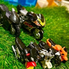 【バイク6台＋レーシングカー＆ジャンプ台セット】すぐ遊べる！プルバック式バイク付きの画像