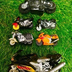 【バイク6台＋レーシングカー＆ジャンプ台セット】すぐ遊べる！プルバック式バイク付きの画像