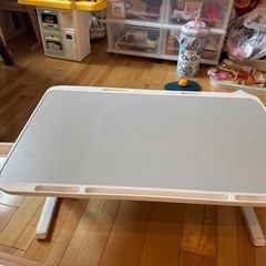 折りたたみテーブルの画像