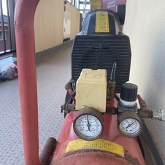 オイルレスエアーコンプレッサー中古です。普通に作動OK値段は交渉しましょう。の画像