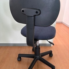 キャスター付き椅子の画像