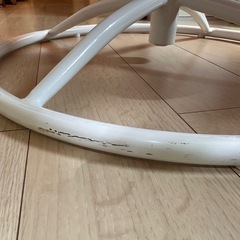 ショッキングピンクの回転チェアの画像