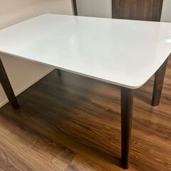 ダイニングテーブルの画像