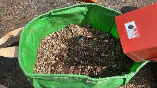 引取り限定　ウッドチップ　軽トラ1台分　マルチング　マルチング材　枝葉　幹　庭　ガーデニング　畑　植木　雑草対策