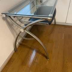 ガラスデスク　　パソコンデスクの画像