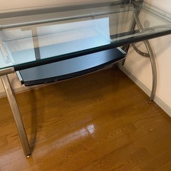 ガラスデスク　　パソコンデスクの画像