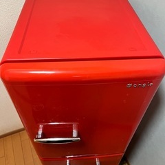 真っ赤な冷蔵庫の画像