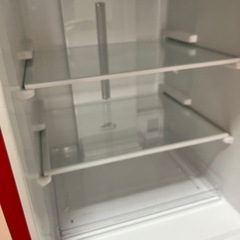 真っ赤な冷蔵庫の画像