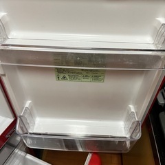 真っ赤な冷蔵庫の画像