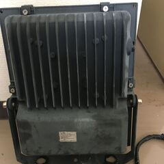 JM20251Y LED投光器　１００ワット ・外寸 　幅：約28cm 高さ：約6cm 奥行：約30cm中古品【取りに来られる方限定】の画像