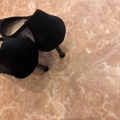 黒のビジューヒールの画像