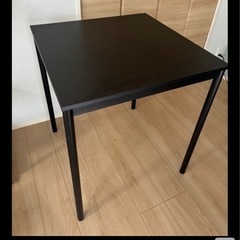 テーブルとチェア2脚セットの画像