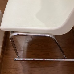 白椅子の画像