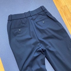 ユニクロ　レディースパンツ　紺ストライプMの画像