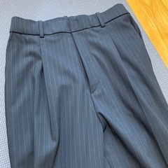 ユニクロ　レディースパンツ　紺ストライプMの画像