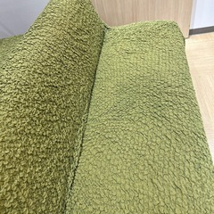 モスグリーンのソファの画像