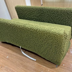 モスグリーンのソファの画像