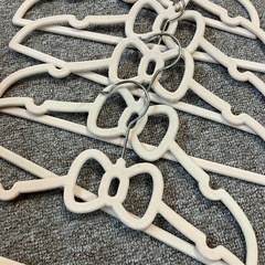 【差し上げます】　キッズ　女児用　衣類ハンガー　小物用フックの画像