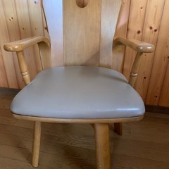 ダイニングテーブル　肘掛け付き回転椅子　セットの画像
