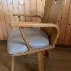 ダイニングテーブル　肘掛け付き回転椅子　セットの画像