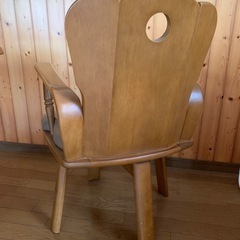 ダイニングテーブル　肘掛け付き回転椅子　セットの画像