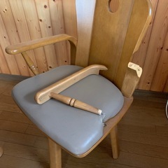 ダイニングテーブル　肘掛け付き回転椅子　セットの画像