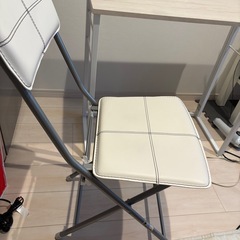 テーブル椅子セットの画像