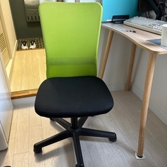 椅子とセットのテーブルの画像