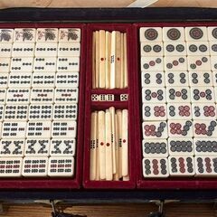【中古】ケースの内張り模様がかわいい！麻雀牌セット ハードケース入り（全体的にキズ汚れあり）の画像