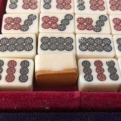 【中古】ケースの内張り模様がかわいい！麻雀牌セット ハードケース入り（全体的にキズ汚れあり）の画像