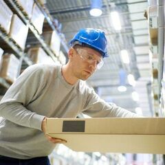 【新白岡駅より無料バスあり】軽作業！日用品のラベル張り・梱包・検査のお仕事の画像