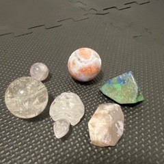天然クリスタルセット（多様な形状・色）の画像