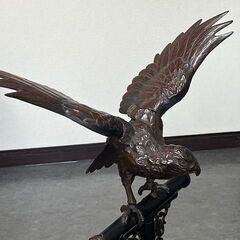 鉄製　鷹の置物の画像