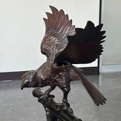 鉄製　鷹の置物の画像