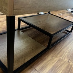木目の美しいヴィンテージ調ローテーブルの画像