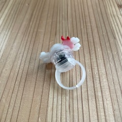 光る指輪の画像