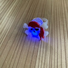 光る指輪の画像