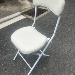 折りたたみ椅子の画像