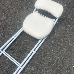 折りたたみ椅子の画像