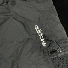 adidasナイロンパンツの画像
