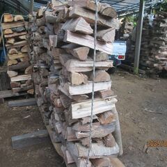 未乾燥薪写真全部、マテバシイ7割、クス他3割。、幅２１００ｍｍ*高１3００ｍｍ*薪長３０ｃｍから４０ｃｍ薪ストーブ、キャンプ薪の画像